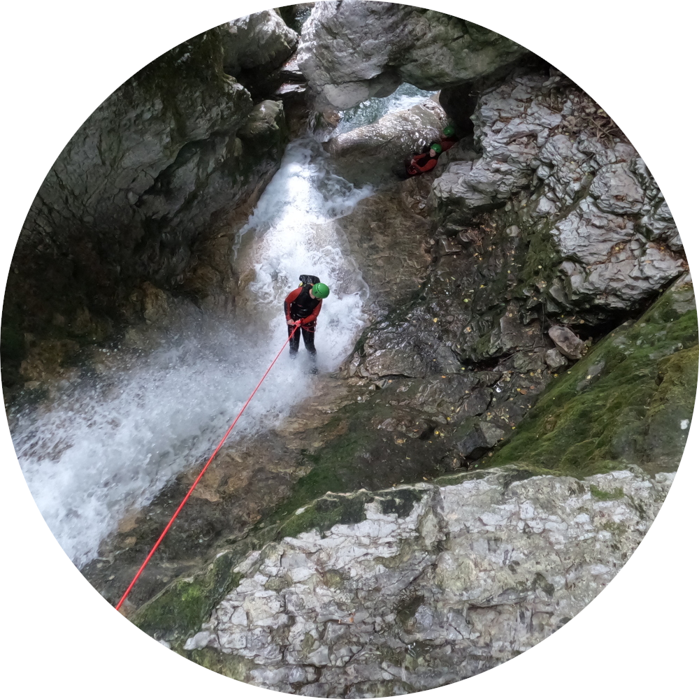 Un cayonneur dans le premier rappel avant le bloc suspendu dans le Canyon du Furon II, Vercors, Isère, près de Grenoble