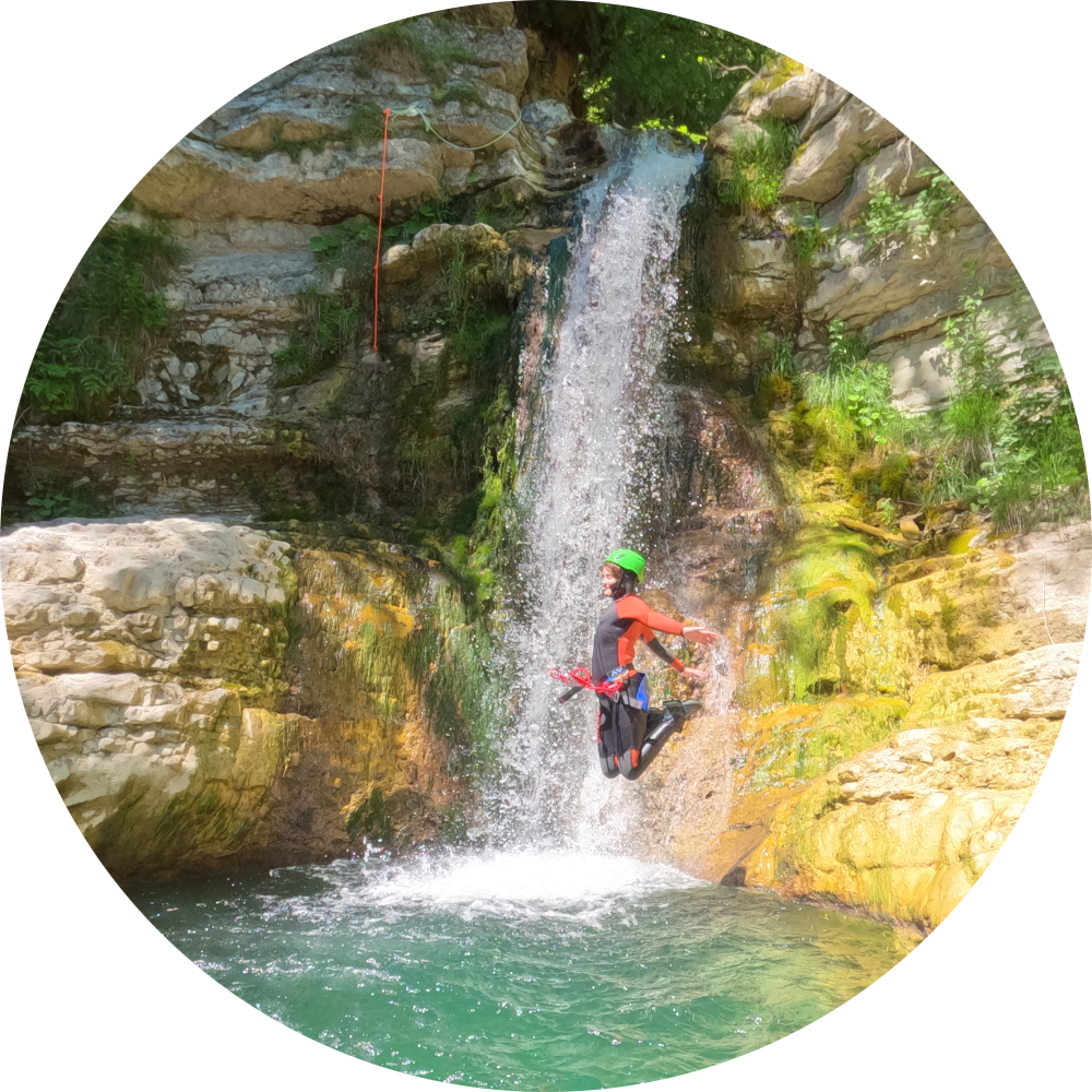 Joli saut devant la belle vasque du saut de 10 mètres dans le Canyon des Moules Marinières, Isère près de Grenoble, dans le massif du Vercors