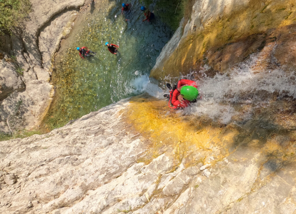 Le long toboggan de 10 mètres dans le Canyon des Moules Marinières, Isère près de Grenoble, dans le massif du Vercors
