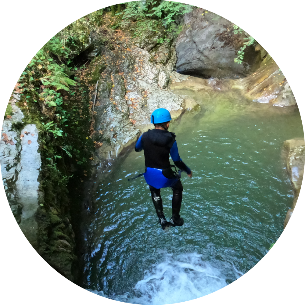 Un enfant saute dans le canyon des écouges II, Isère près de Grenoble, Vercors