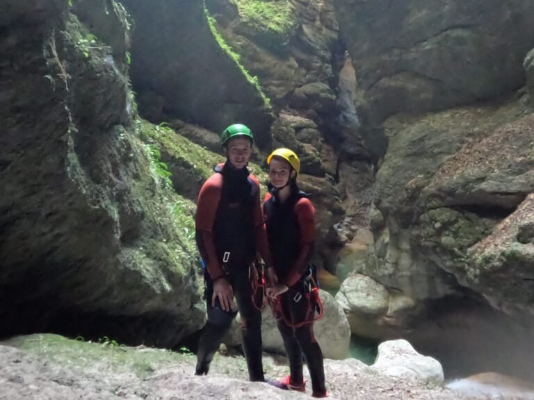deux canyonistes dans la grande salle du canyon de l'Infernet, Isère, Chartreuse, près de Grenoble