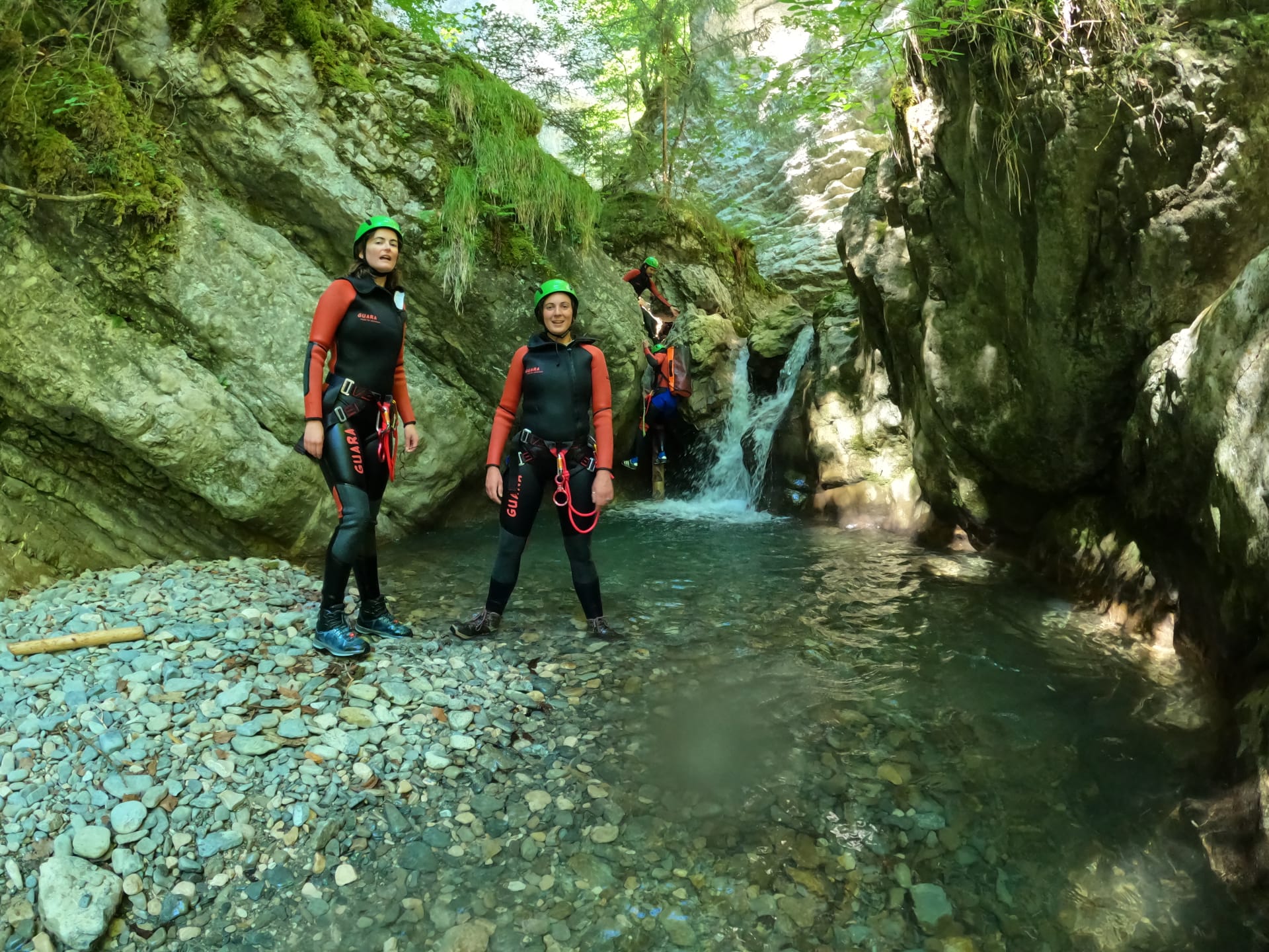 Une petite désescalade dans le Canyon des Moules Marinières, Isère près de Grenoble, dans le massif du Vercors