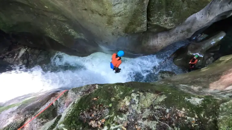Saut de 9 mètres dans le Canyon du Furon Haut, Isère près de Grenoble, Vercors