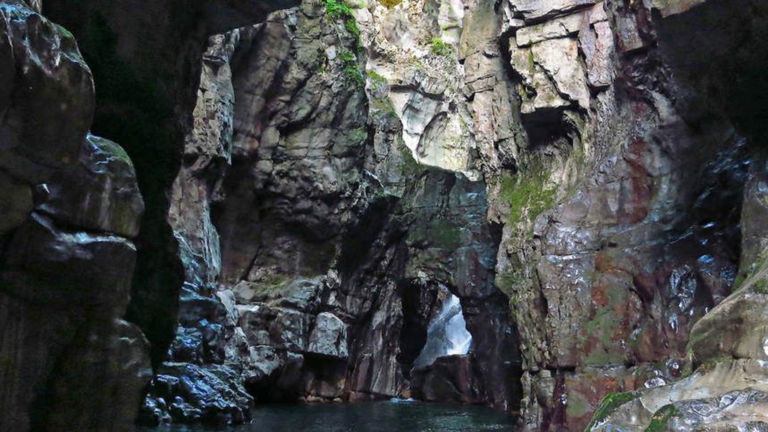 La belle Arche du canyon de Chailles, dans le massif de la Chartreuse, Isère
