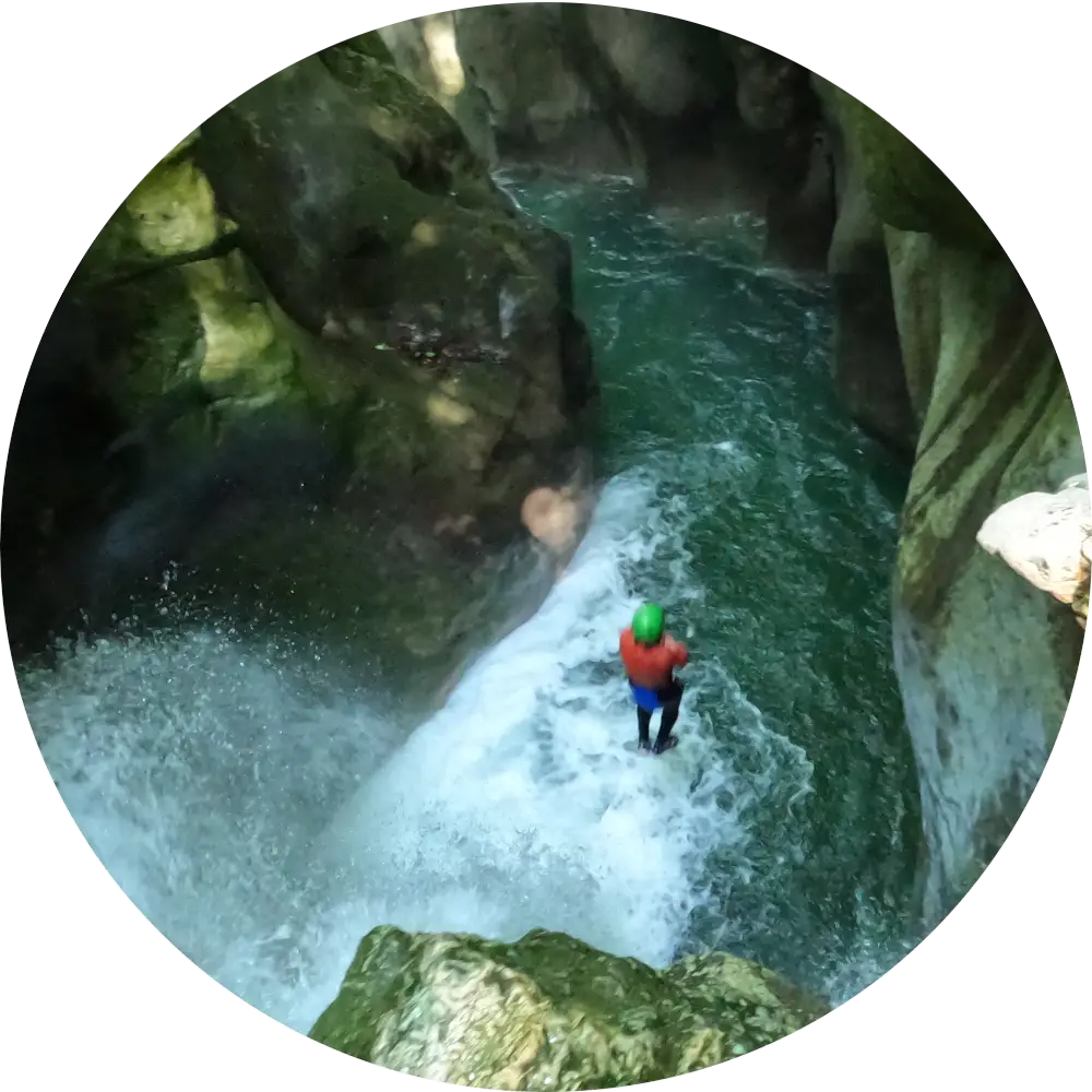 Saut de 8 mètres dans le Canyon du Furon Haut, Isère près de Grenoble, Vercors