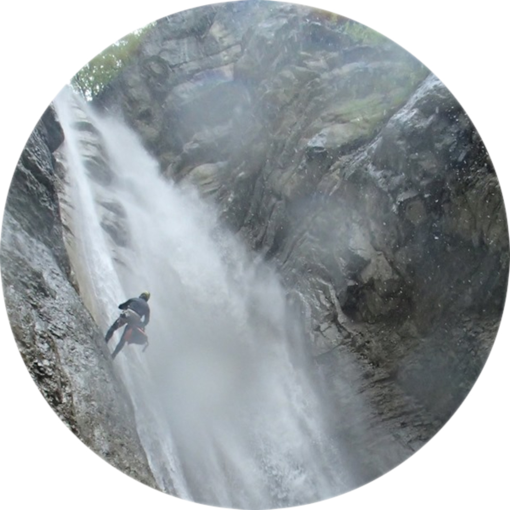 premiere cascade de 150 mètres dans le canyon de Gorgette et Craponoz proche de Grenoble en Chartreuse, Isère