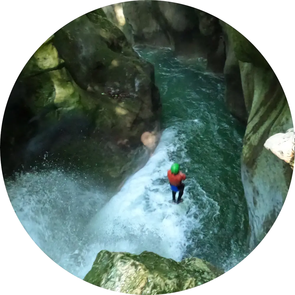 Saut de 8 mètres dans le Canyon du Furon Haut, Isère près de Grenoble, Vercors