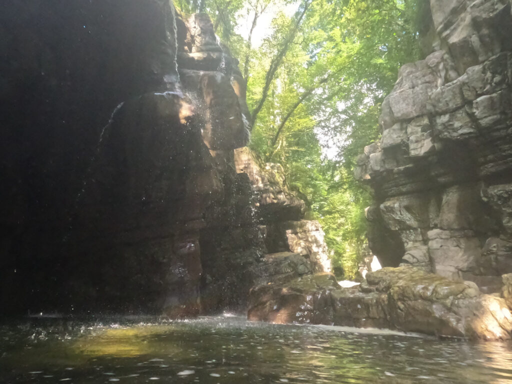 passage aquatique sous cascade daas le Canyon des Gorges de Chailles proche de Voissant en Chartreuse, Isère