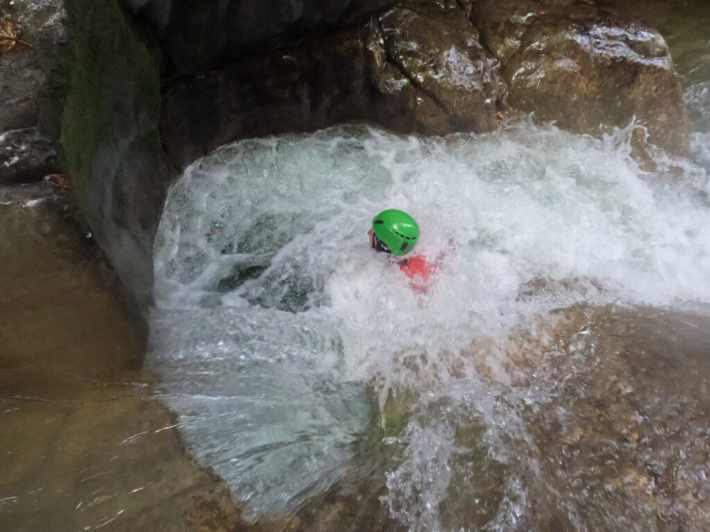 Petit toboggan dans le Canyon des Gorges de Chailles proche de Voissant en Chartreuse en Isère